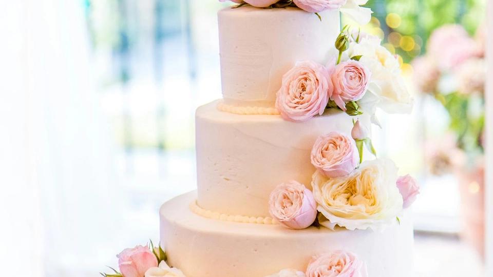 How to Make a Stunning Wedding Cake at Home