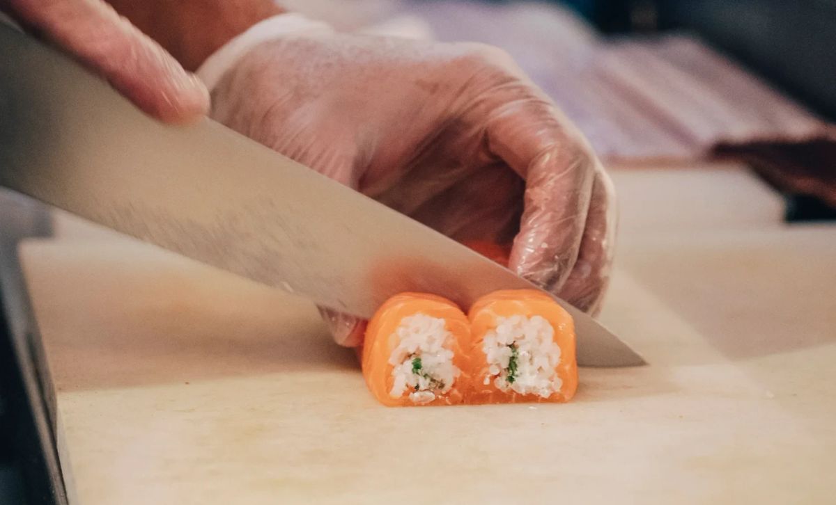 Découpe d'un maki en cuisine Matsuri
