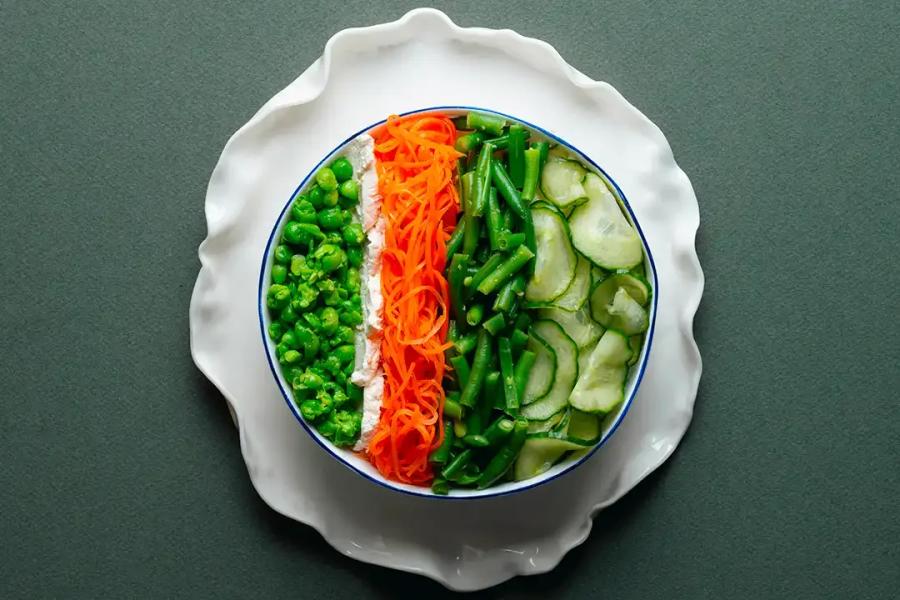 Chirashi aux légumes de Printemps, dressage en bandes