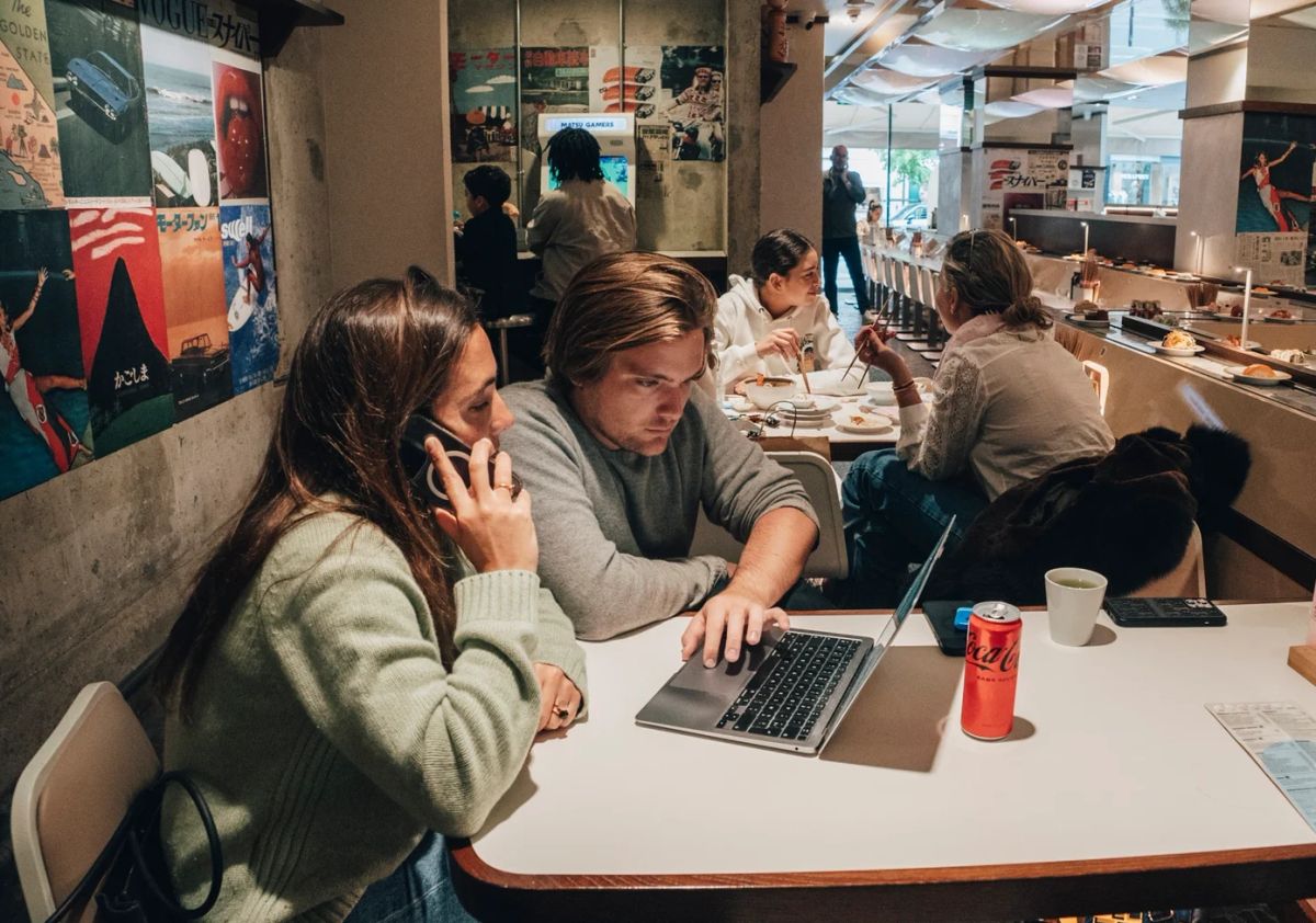 Clients et équipes attablés dans un restaurant Matsuri