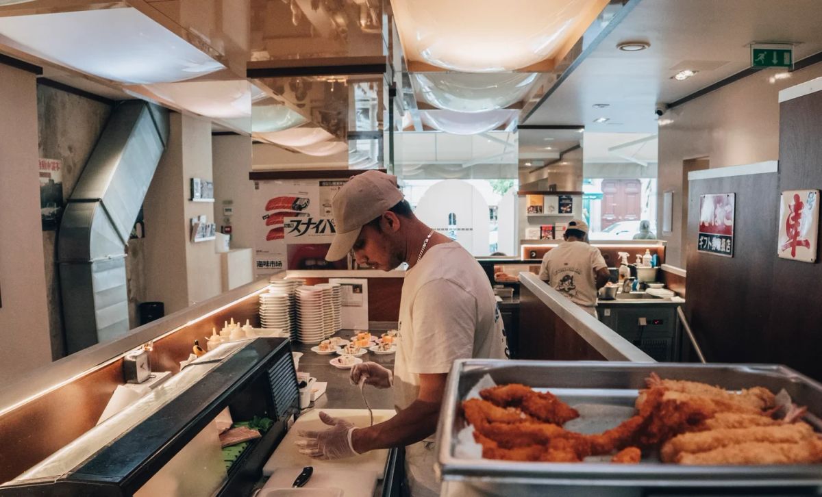 Cuisinier derrière le comptoir d'un restaurant Matsuri