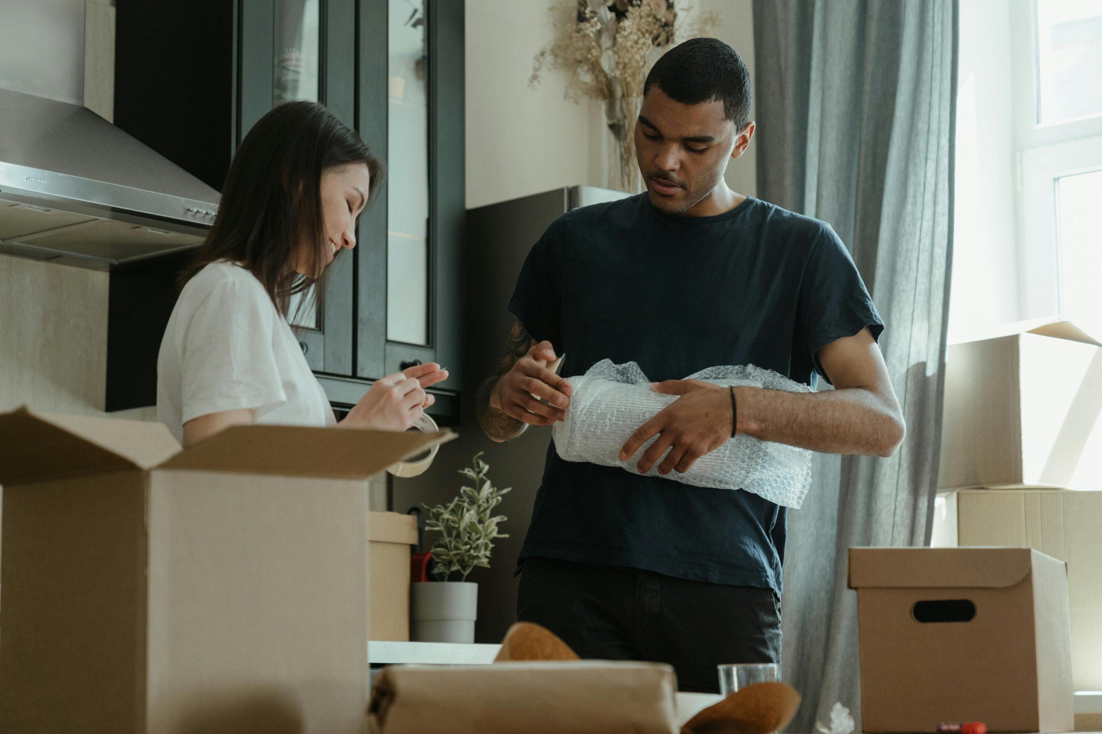 packing glasses, packing and wrapping 