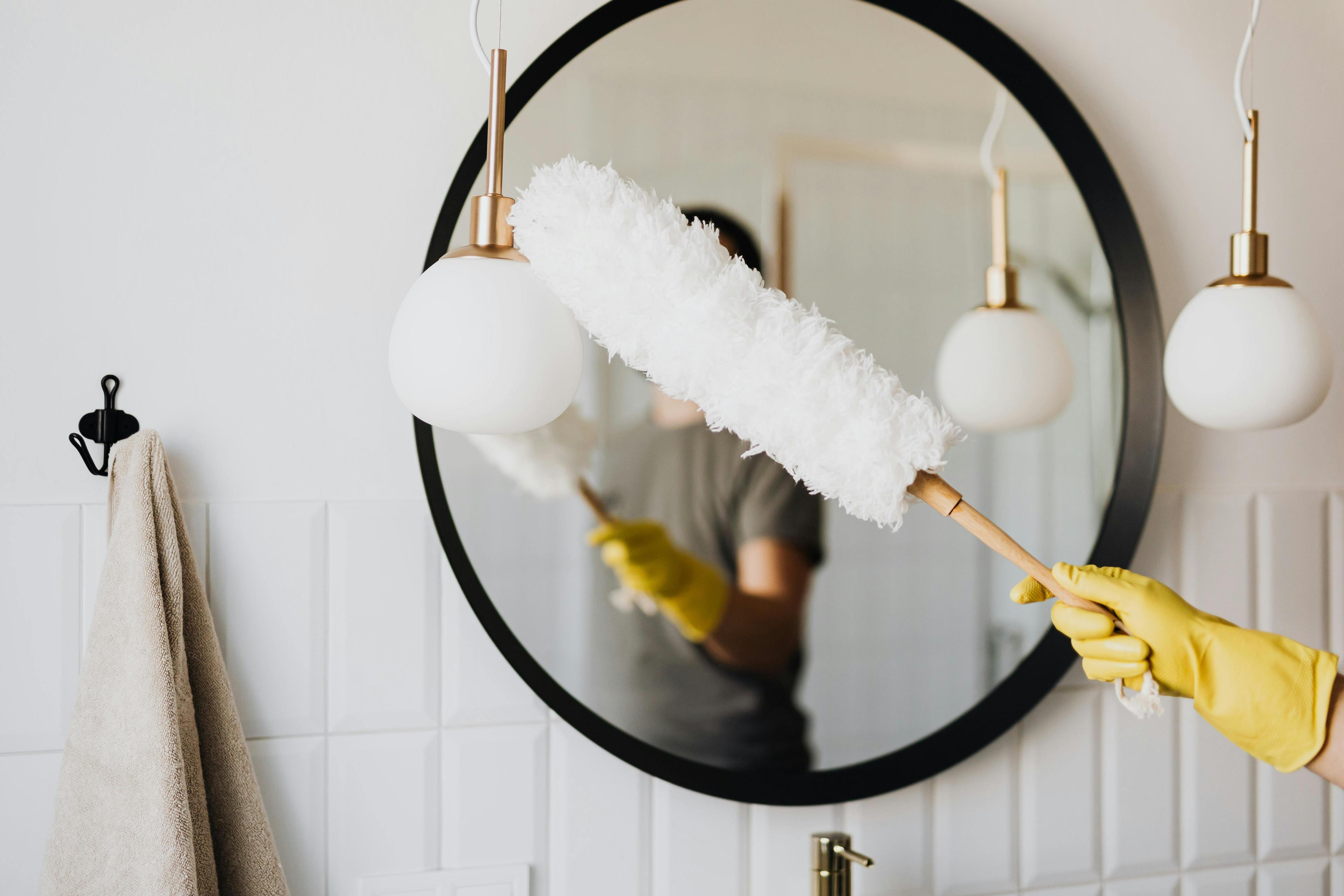 mirror cleaning, bathroom clean 