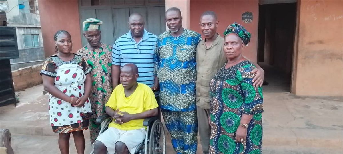 Group Photo of the Remolanders Representatives with Mr. Ligali Abijo and Family
