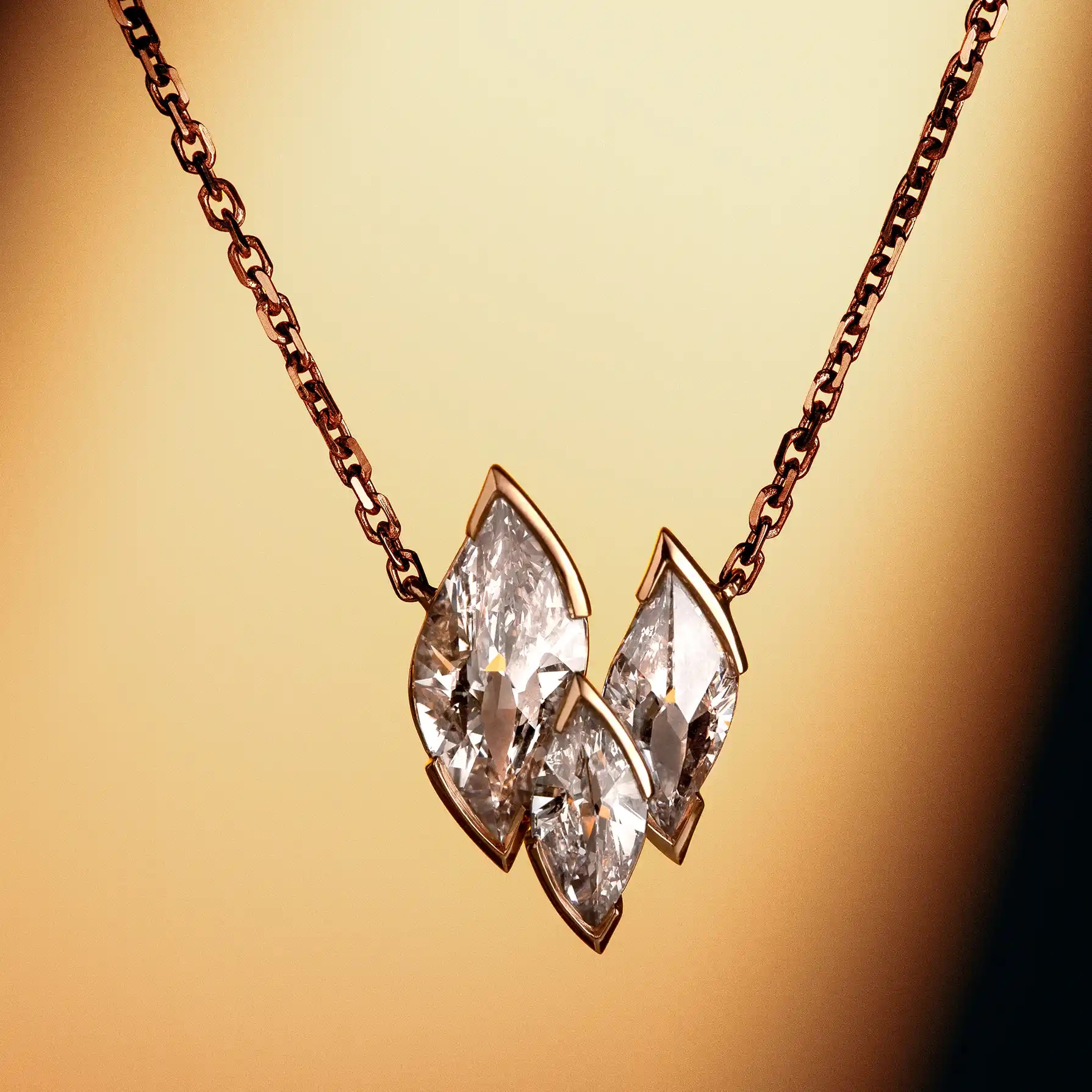 La taille de diamant Flamme brevetée par unsaid est visible en accumulation sur une bague en or 18K recyclé