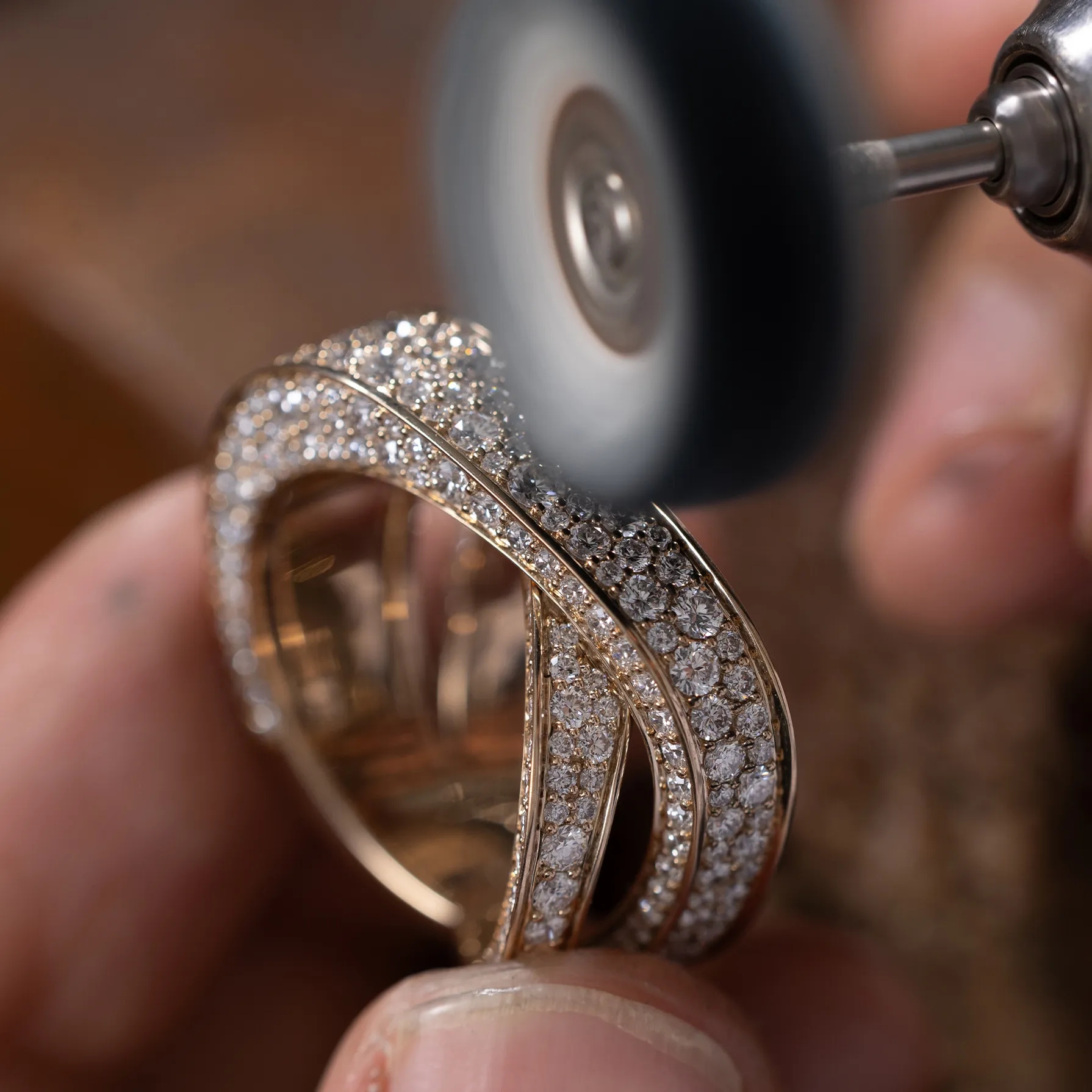 Crafting of the Infinite lab-grown diamond pavé ring
