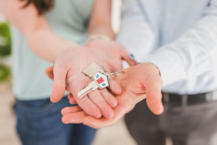 Image of a couple's hands holding their new home keys.