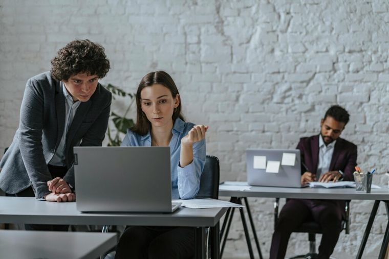Assessing data on a laptop