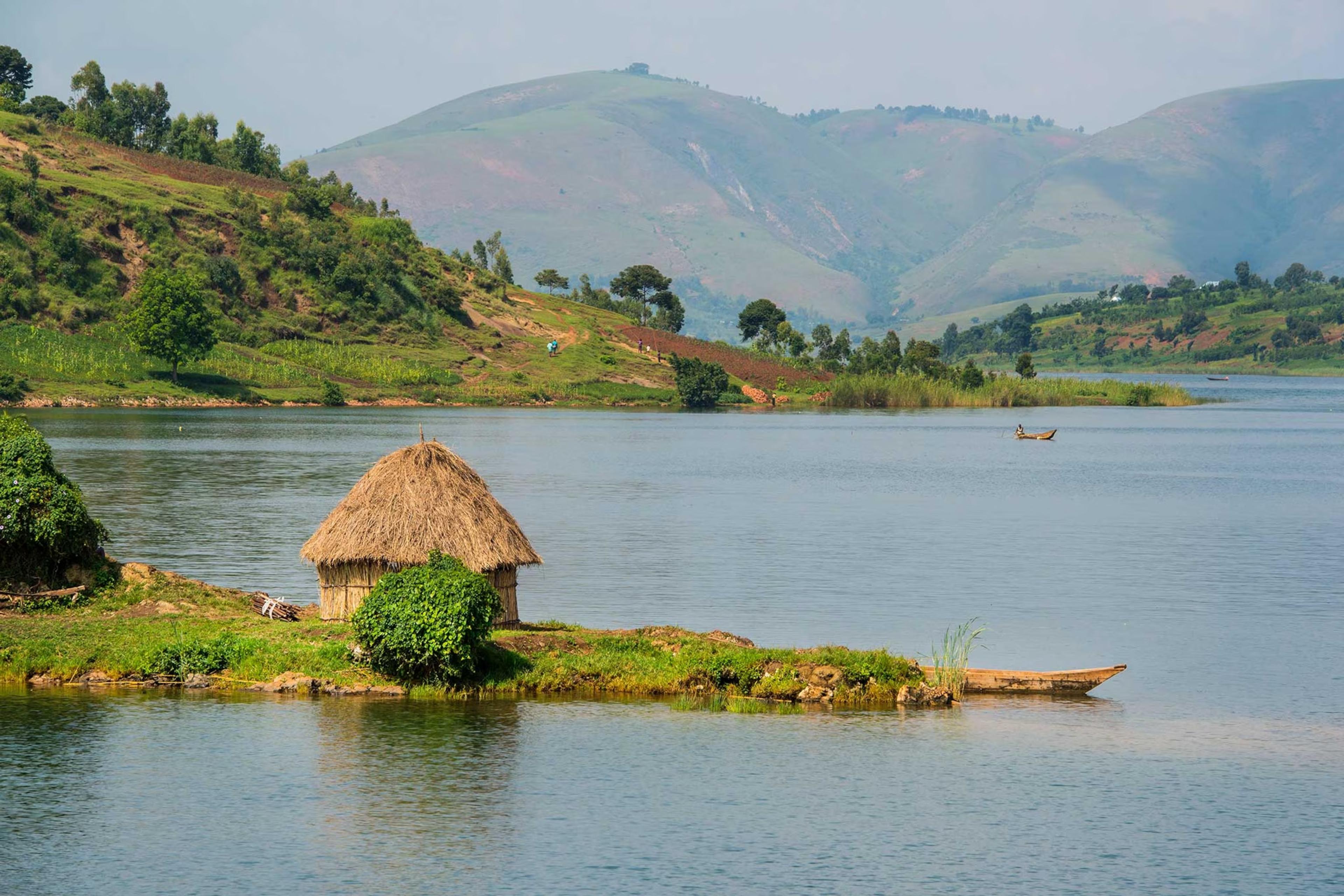 Travellers exploring Kenya’s Maasai Mara and Rwanda’s green hills, forests and lakes on a combined East Africa journey