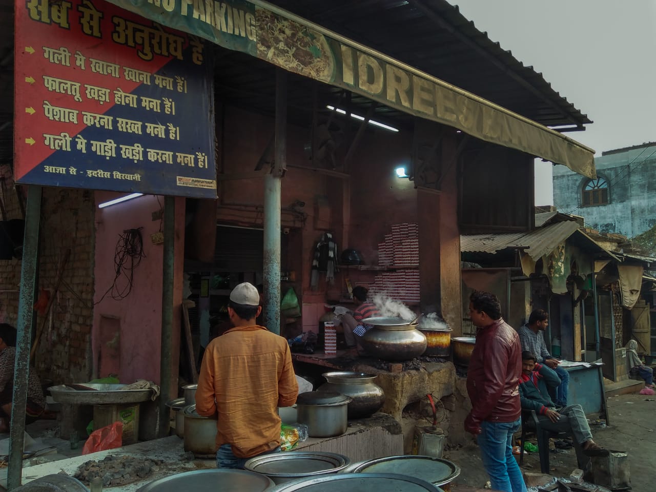 This roadside eatery serves real flavor of Biriyani in Lucknow
