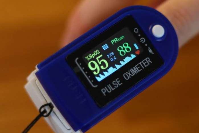 Blue pulse oximeter reading 95 SpO2