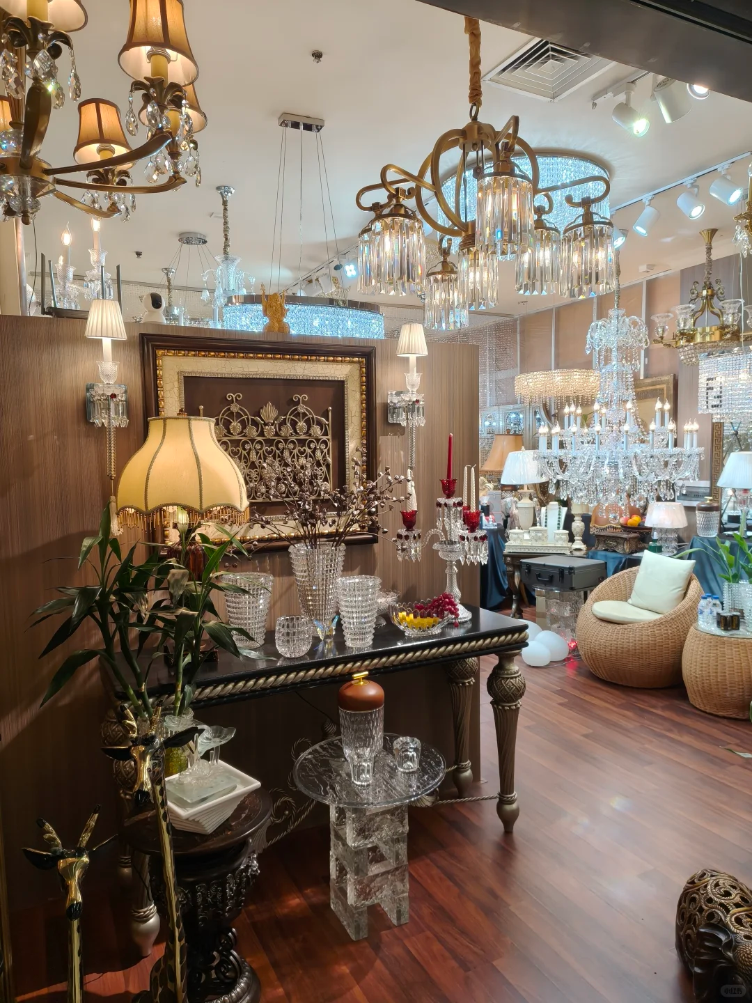 Hotel & commercial lighting products from Guzhen Zhongshan China, professional FF&E sourcing agent help international buyers wholesale chandeliers, pendant lamps, LED lights, custom hospitality lighting fixtures
