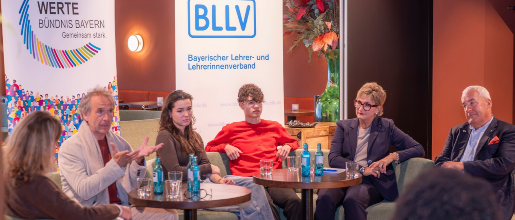 Podiumsgespräch bei der Auftaktveranstaltung des Wertebündnisprojekts „Friedenskinder“ im Münchner Volkstheater