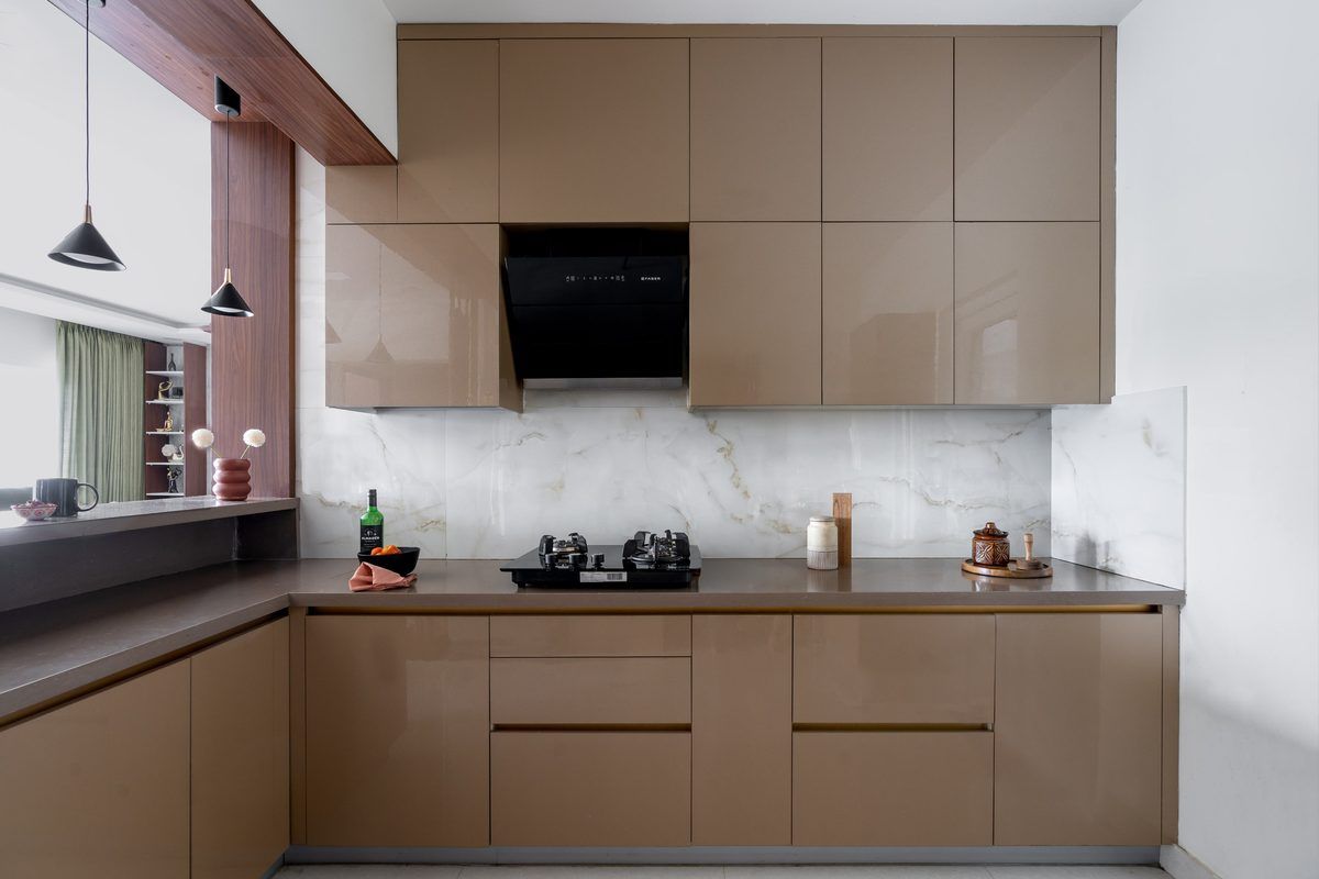 A caramel-toned PU kitchen with handleless profiles