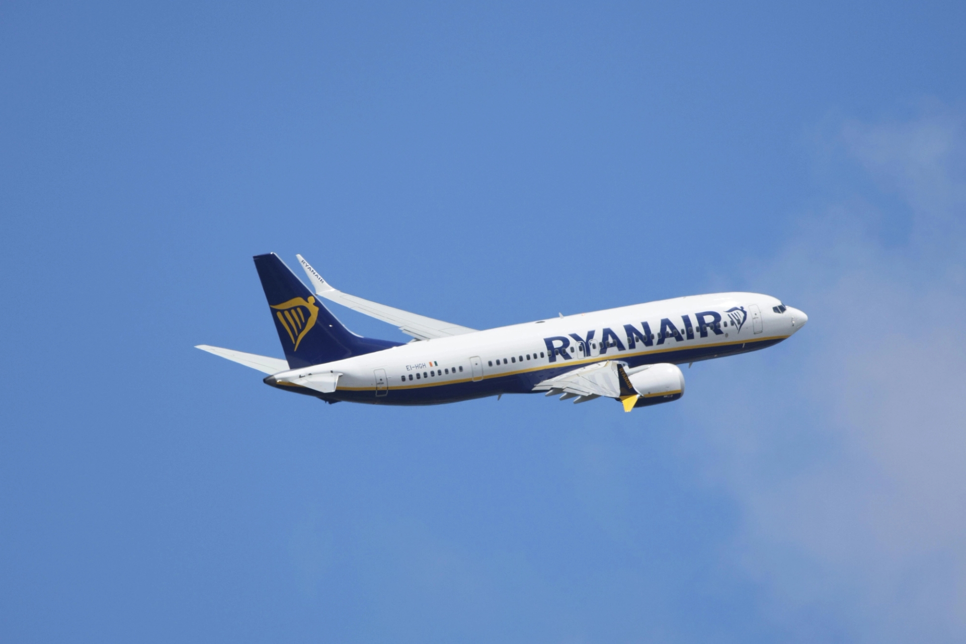 Eine Boeing 737 von Ryanair im Flug vor klarem Himmel. Ryanairs Abhängigkeit von Boeing trotz Produktionsproblemen und steigender Kosten unterstreicht die Vernetzung der Branche und den Bedarf an leistungsfähigeren Kostenmodellen für die Luft- und Raumfahrt, die Zahlen für unzählige Nachfrage-, Politik-, Compliance- und Marktszenarien nahtlos verarbeiten können.}