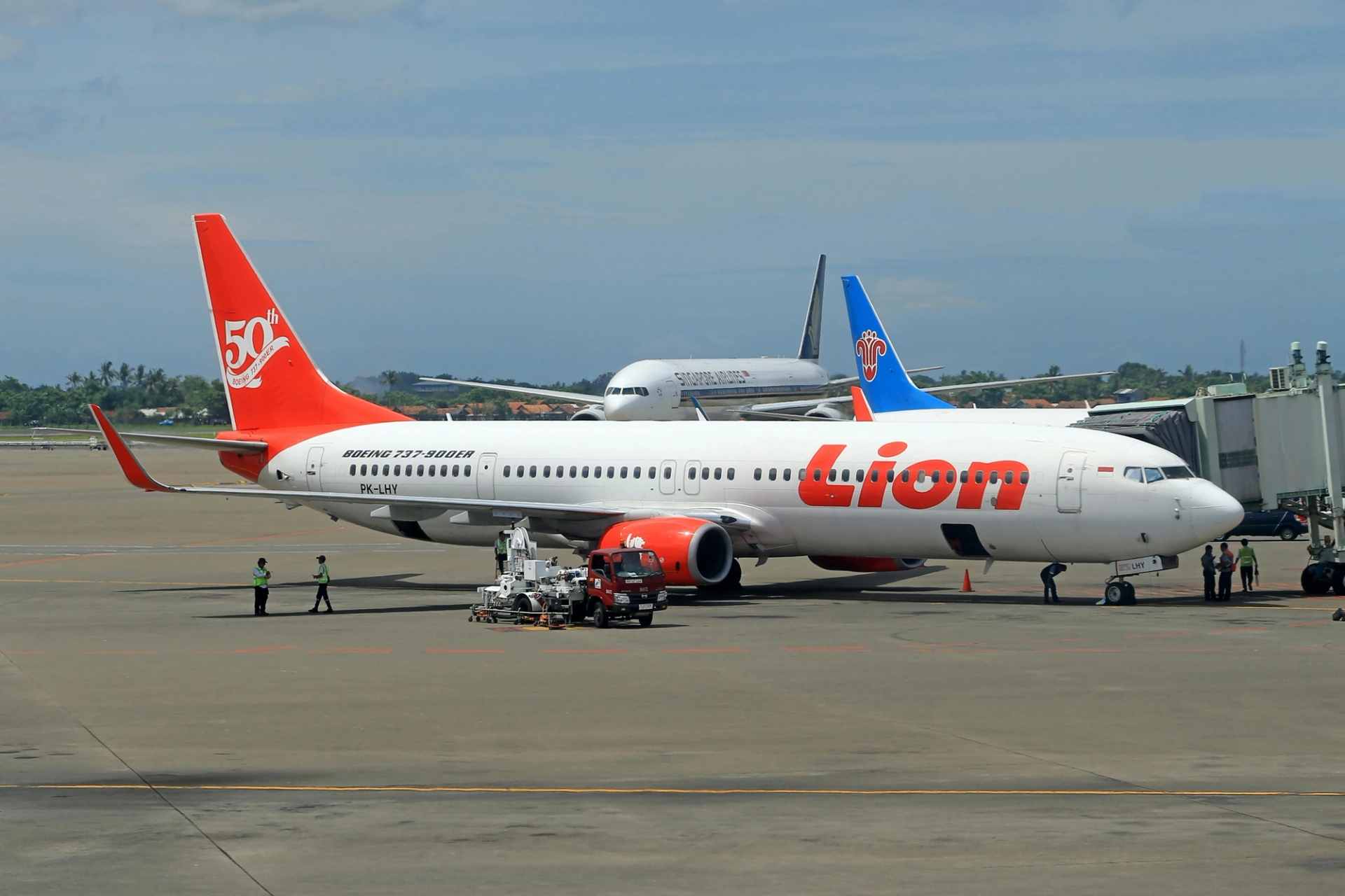 Les équipes au sol assurent l'entretien des avions à la porte d'embarquement, où la gestion MEL joue un rôle essentiel pour déterminer si des problèmes mineurs d'équipement nécessitent une immobilisation au sol ou peuvent être reportés en toute sécurité.