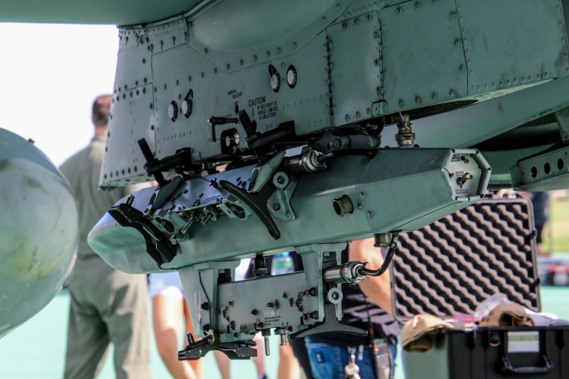 Eine Nahaufnahmeprüfung von Flugzeugteilen mit der MRO-Crew im Hintergrund.