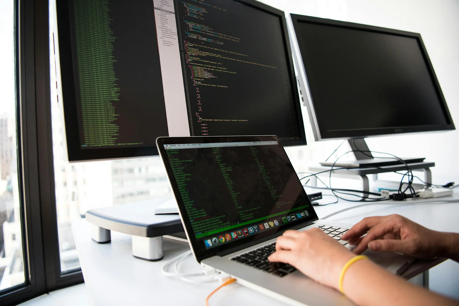 Revisão de SQL e outras funções de codificação para otimizar o gerenciamento de banco de dados com software ERP existente.
