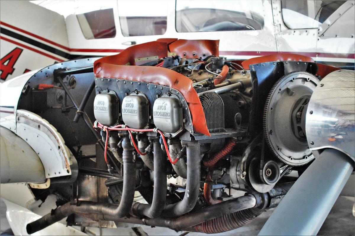 Close-up van een vliegtuigmotor die wordt onderhouden. Hiermee wordt de complexiteit van de inkoop van vliegtuigonderdelen en het belang van kosteneffectief voorraadbeheer benadrukt.