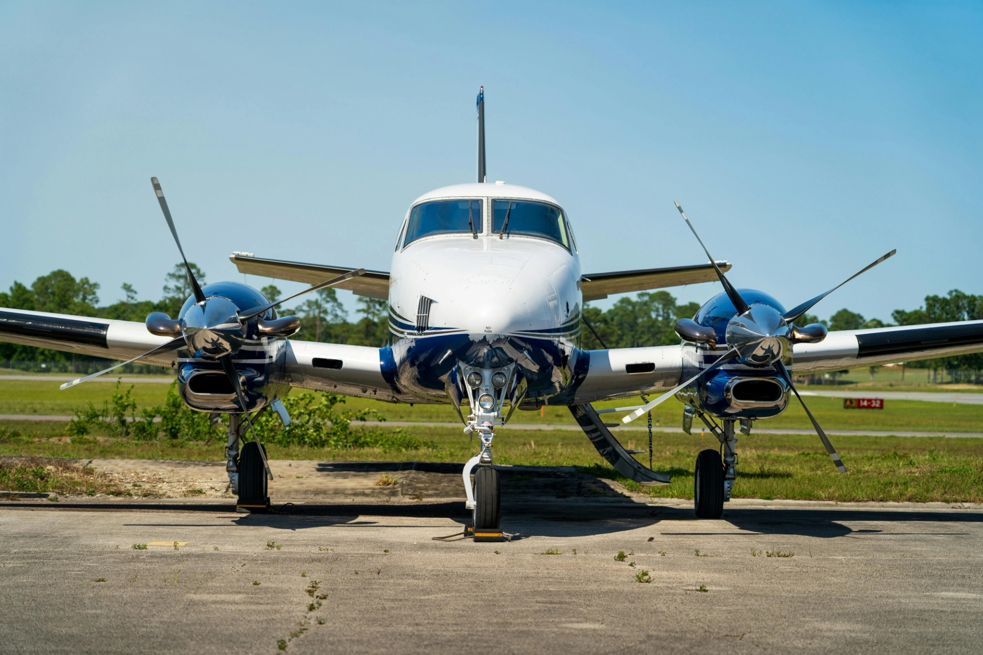 Vista frontal de un avión ligero de doble turbohélice, conocido por su rendimiento de bajo consumo de combustible y su fuselaje compacto, es ideal para operaciones de corta distancia y relaciones peso-elevación optimizadas.