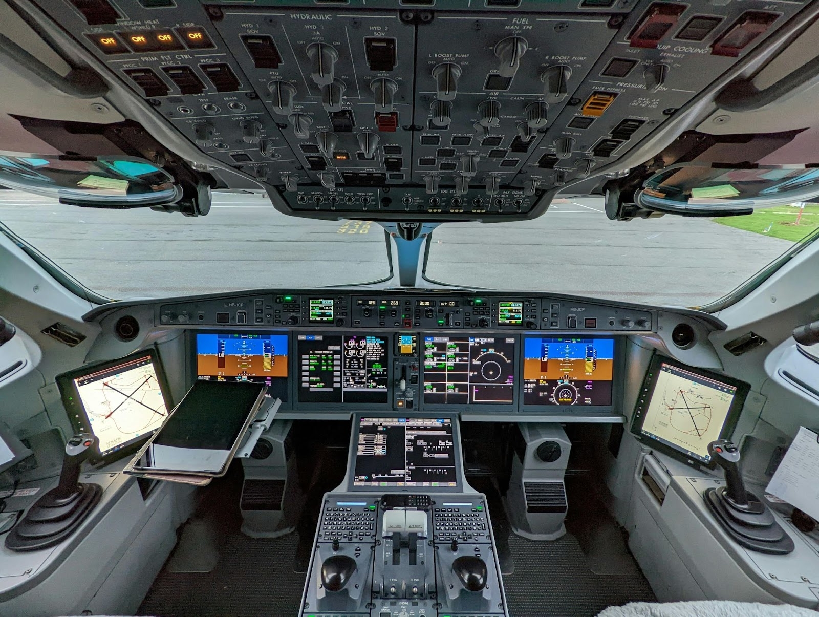 Moderne vliegtuigcockpit met geavanceerde avionica en digitale besturingen, waarmee de rol van vliegtuigonderhoudssoftware bij het optimaliseren van vlootactiviteiten en het verminderen van downtime wordt benadrukt.