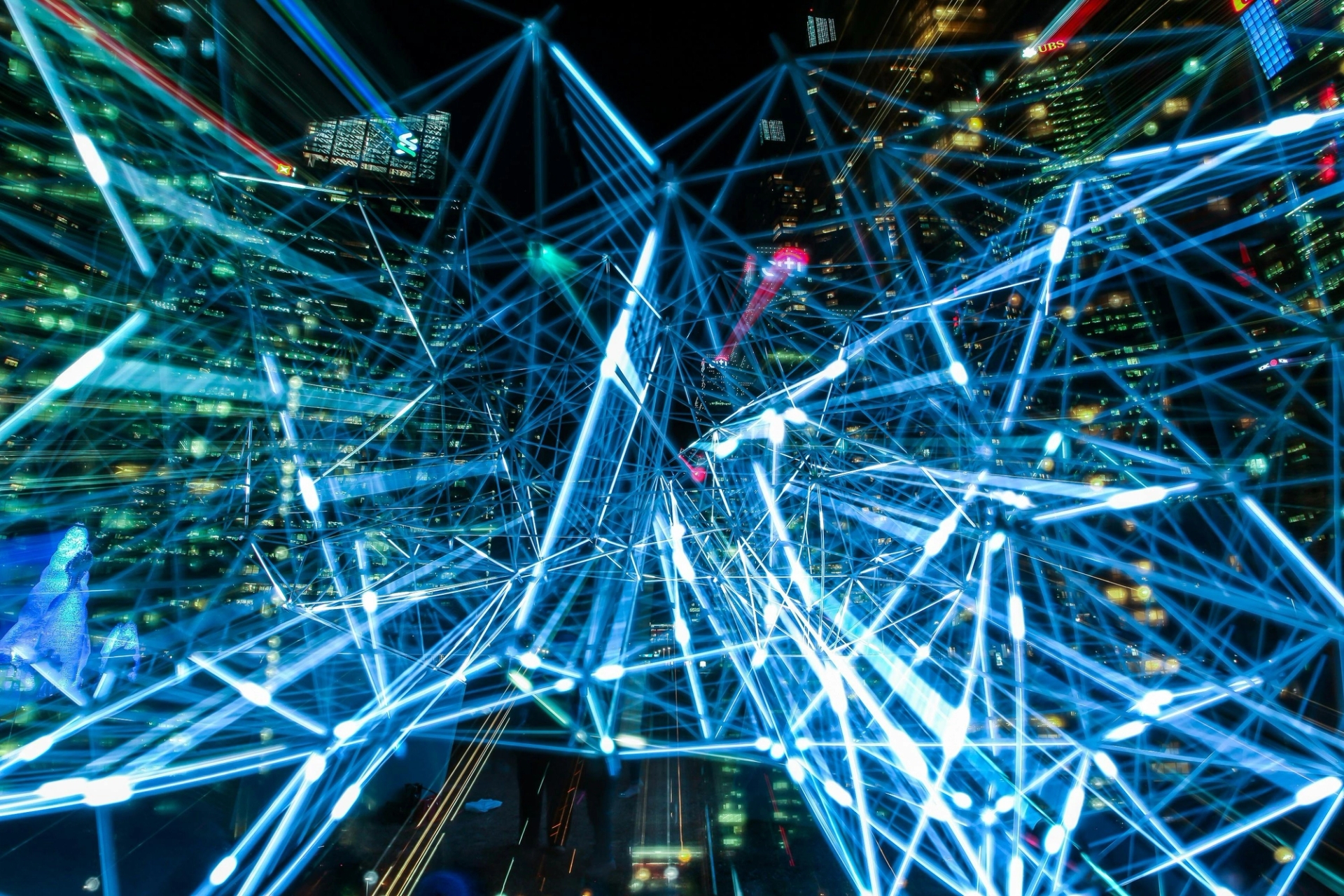 Una visualización digital de conexiones de big data superpuestas a un paisaje urbano, simbolizando cómo las redes de datos complejas iluminan patrones y desbloquean oportunidades en la investigación del mercado de la aviación.