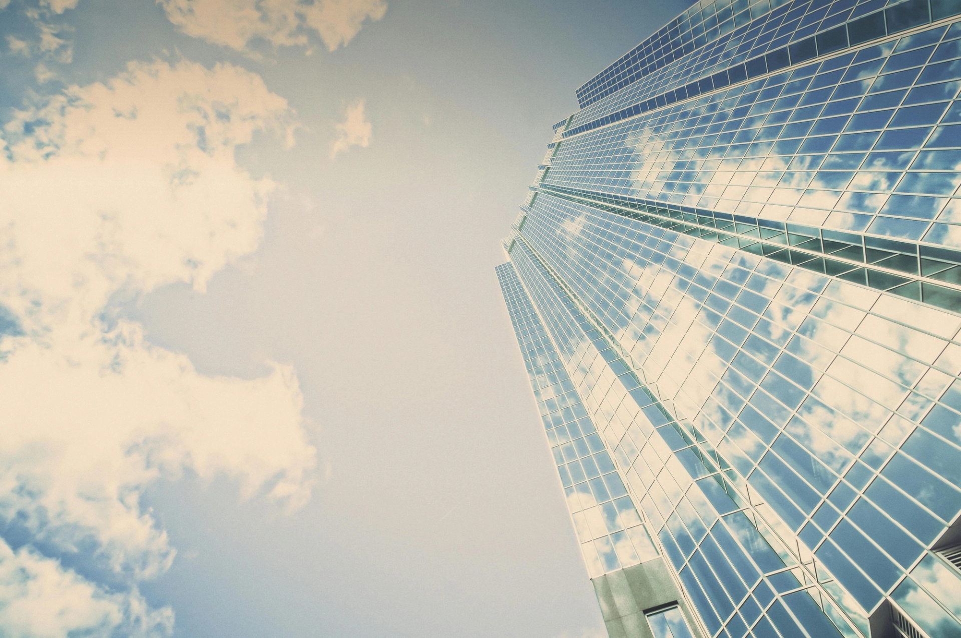 Image of a skyscraper touching an open sky, symbolizing the opportunity for bold expansion in air travel.