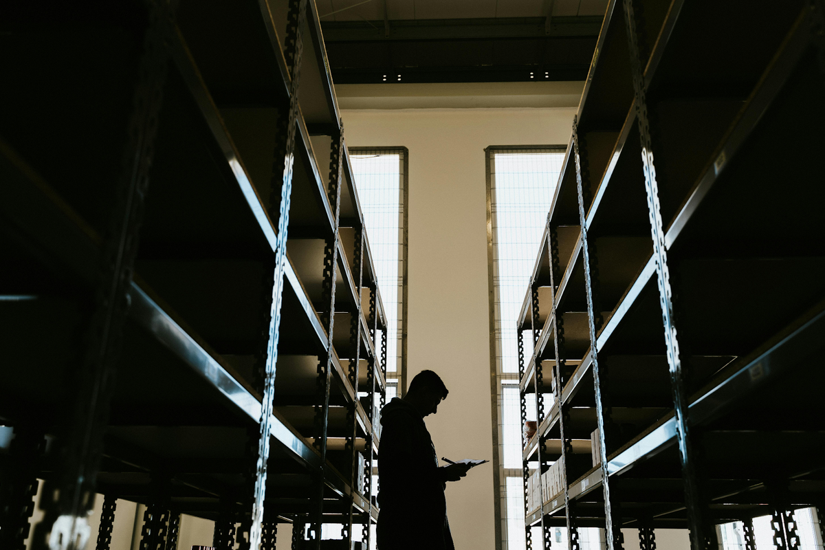 Persona che gestisce l'inventario in un magazzino.