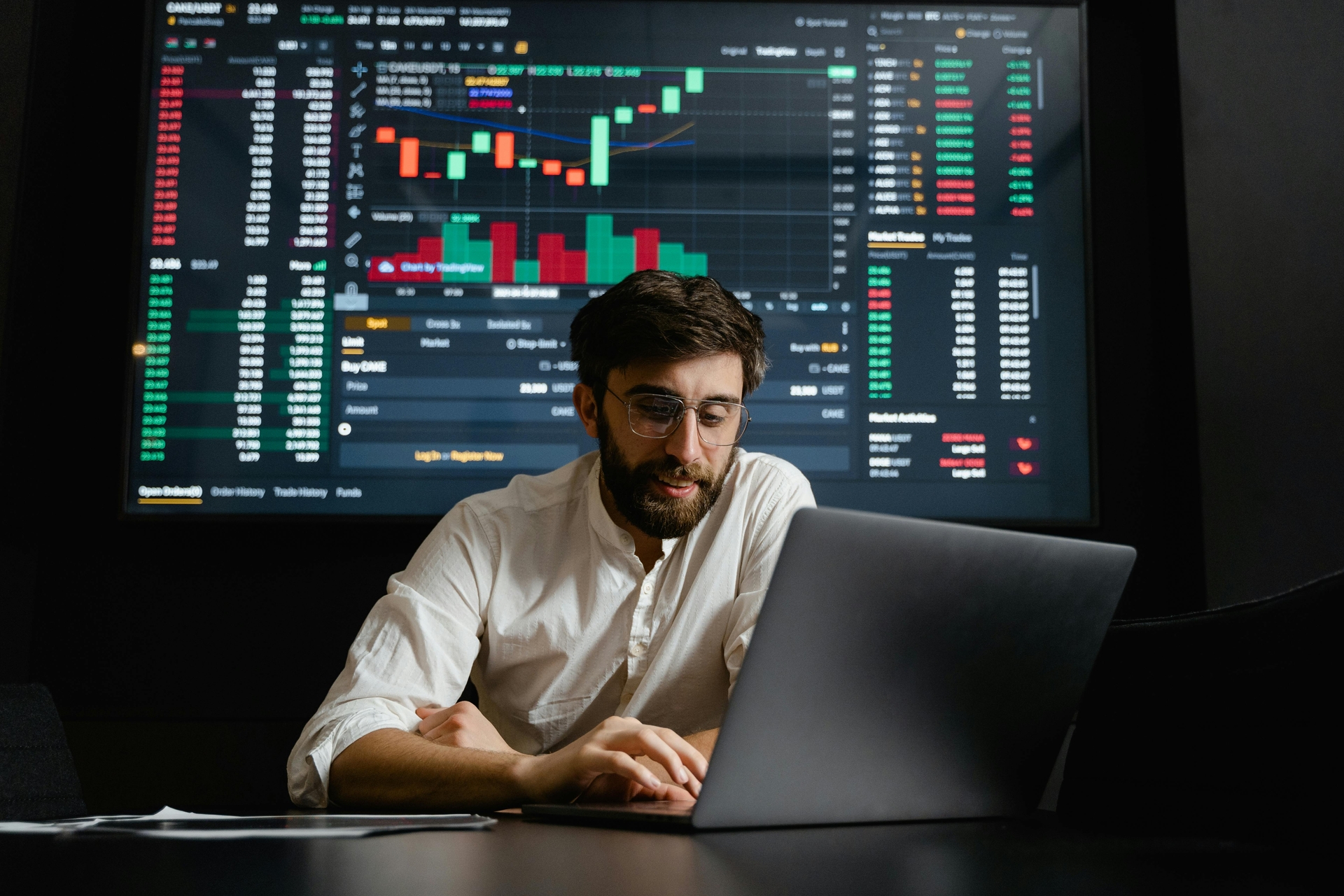 Professionnel en costume travaillant sur un ordinateur portable dans un environnement de bureau moderne, symbolisant l'utilisation d'outils basés sur l'IA comme la tarification dynamique dans l'industrie aéronautique.