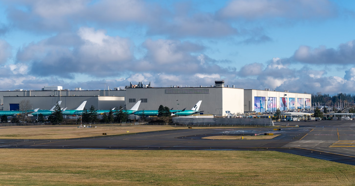 Aeromobile fermo presso uno stabilimento di produzione e riparazione di componenti.