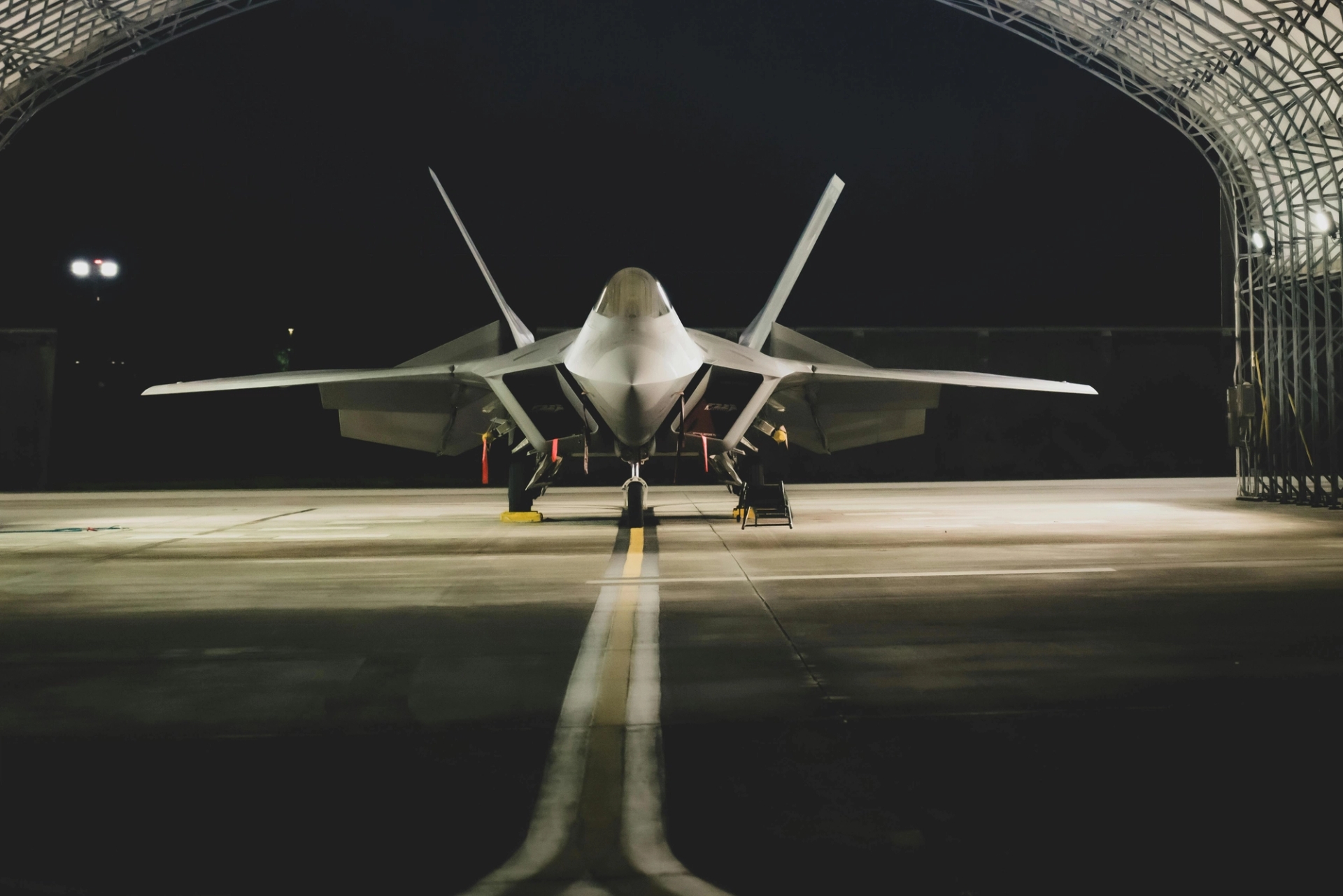 Eine symmetrische Ansicht des Lockheed Martin F-22 Raptor. Das Verteidigungstechnologieunternehmen Lockheed Martin ist einer von vielen Herstellern, die die Digital-Twin-Technologie nutzen, um komplexe Systeme für staatliche und private Kunden zu entwickeln und zu betreiben.