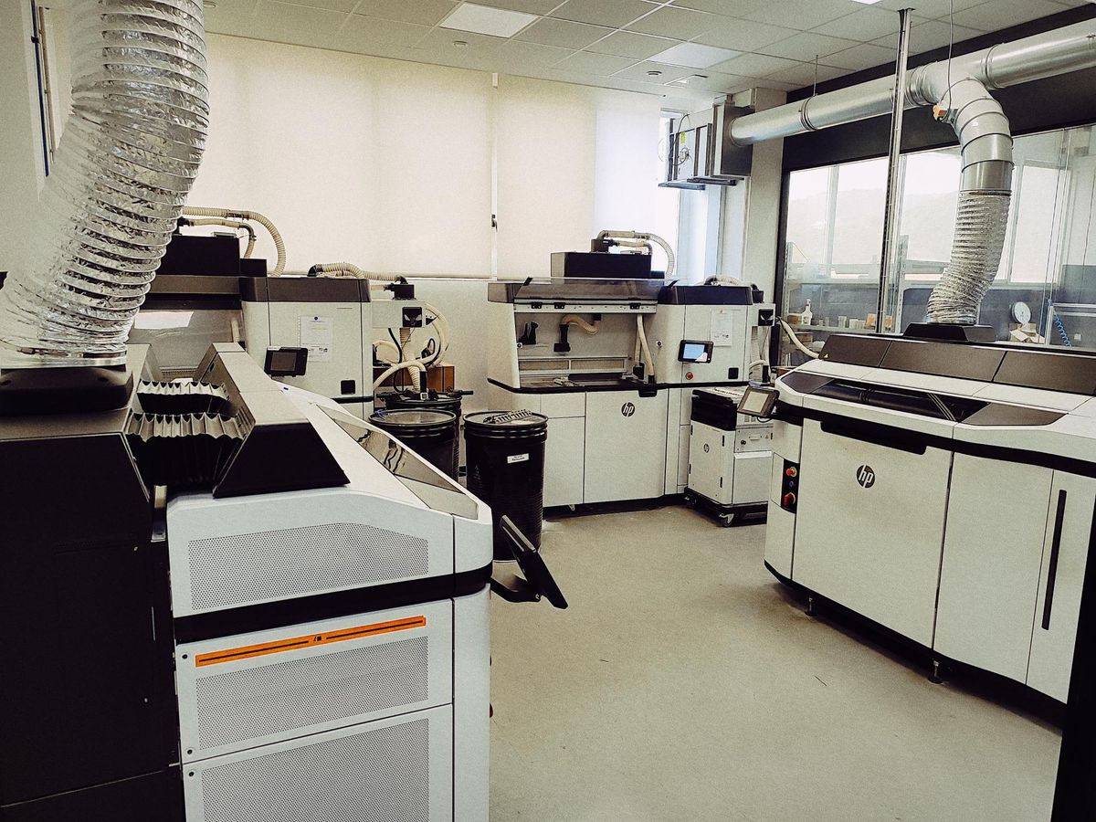 Inside Bronymec's BIM 3DLab — a full line of HP Multi Jet Fusion 3D printers running side by side, the additive manufacturing setup now managed end-to-end on Fabrex.