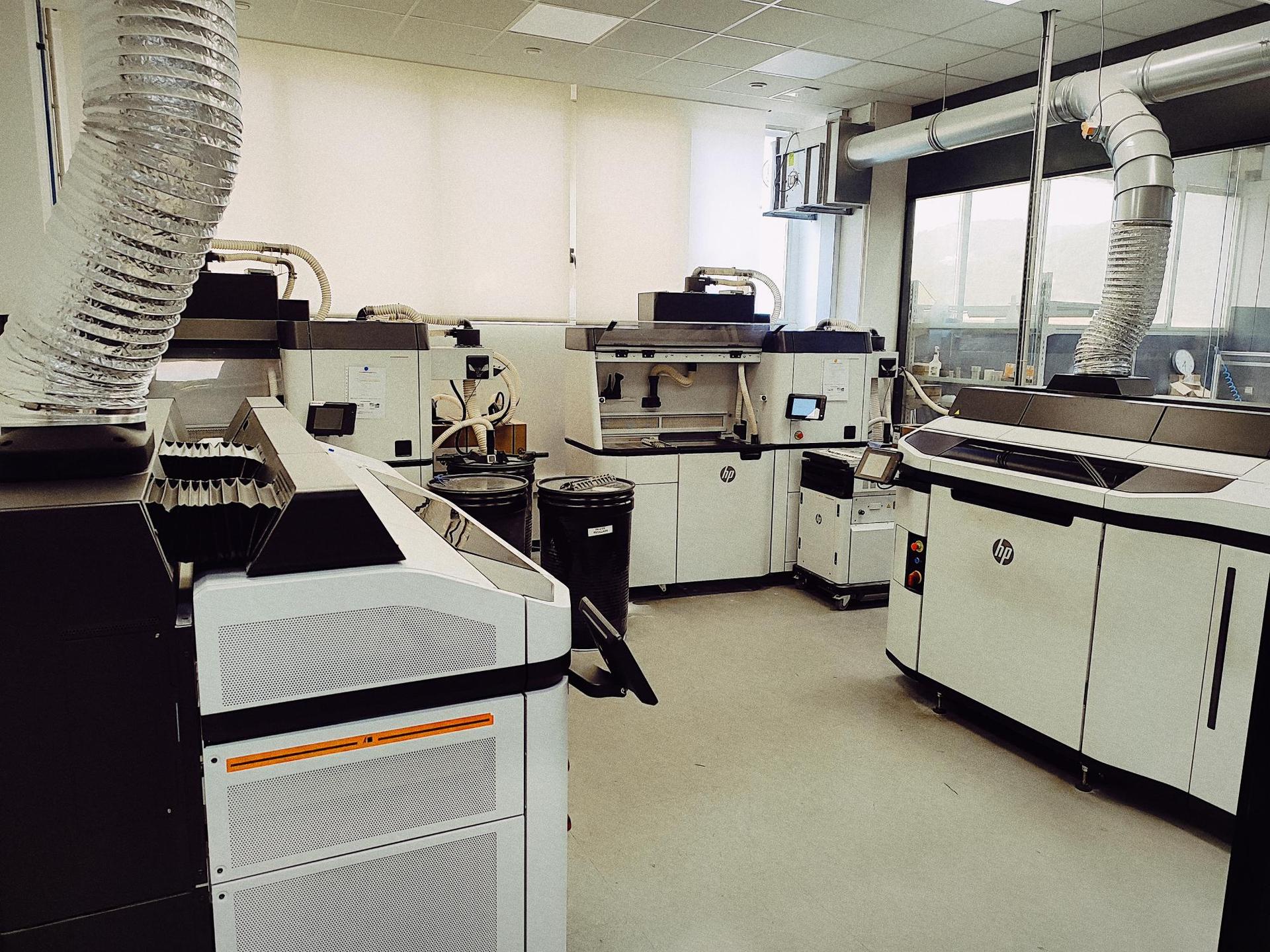 Inside Bronymec's BIM 3DLab — a full line of HP Multi Jet Fusion 3D printers running side by side, the additive manufacturing setup now managed end-to-end on Fabrex.