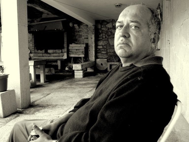 El último mohicano: Julio Vélez Noguera o la historia olvidada de la poesía en la transición