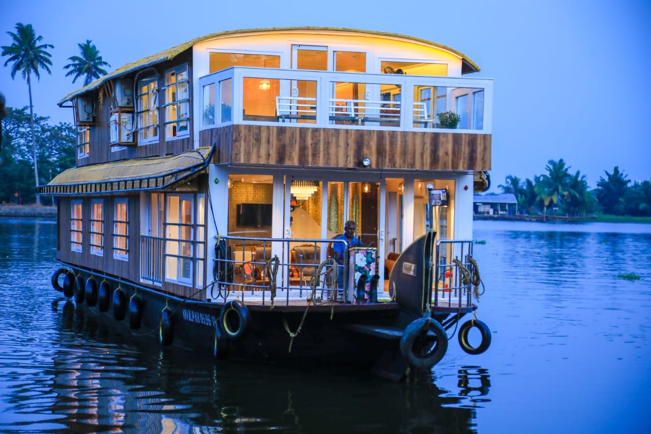 5 Bedroom Houseboat