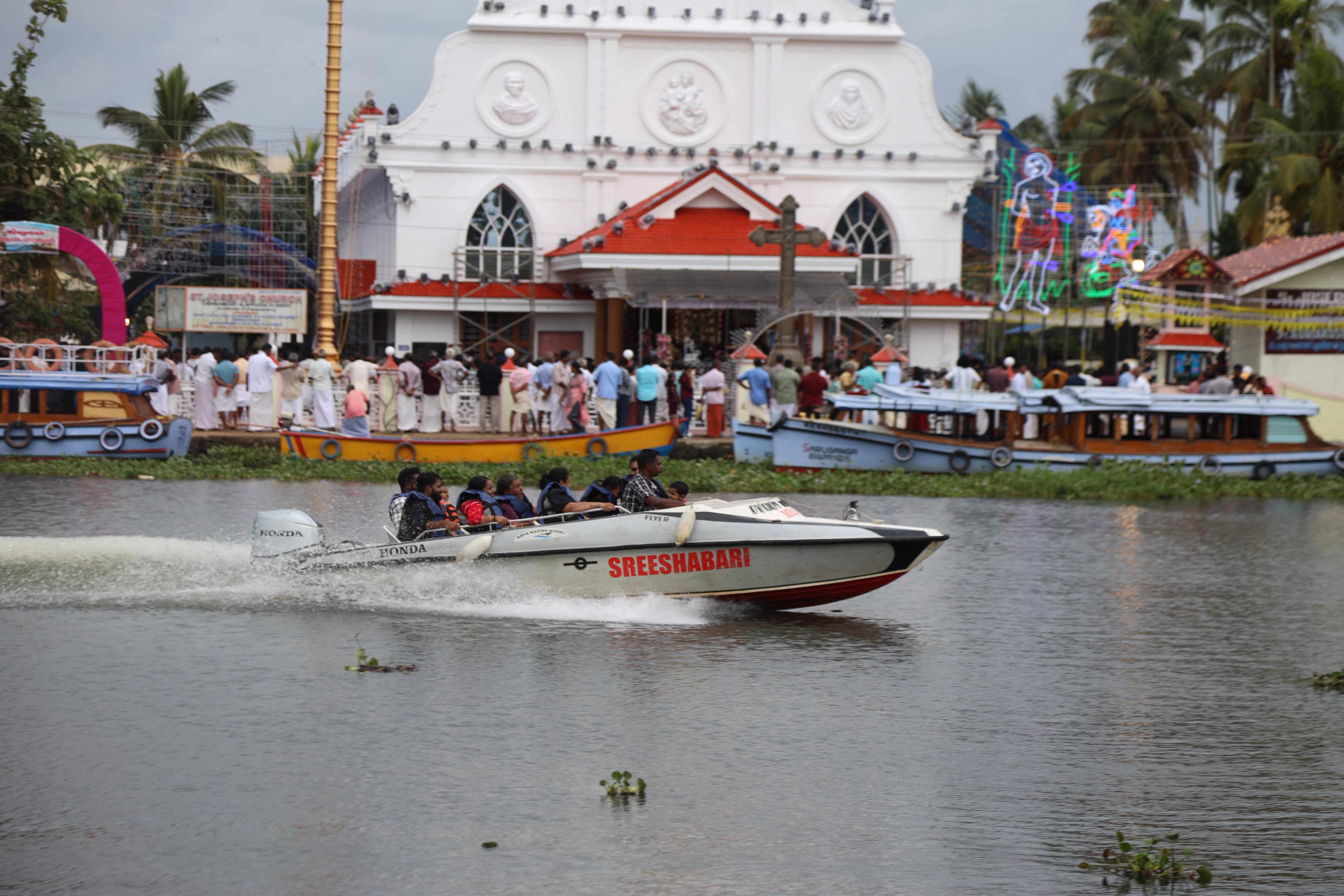 Speedboat with guests crossing the backwaters in Alleppey