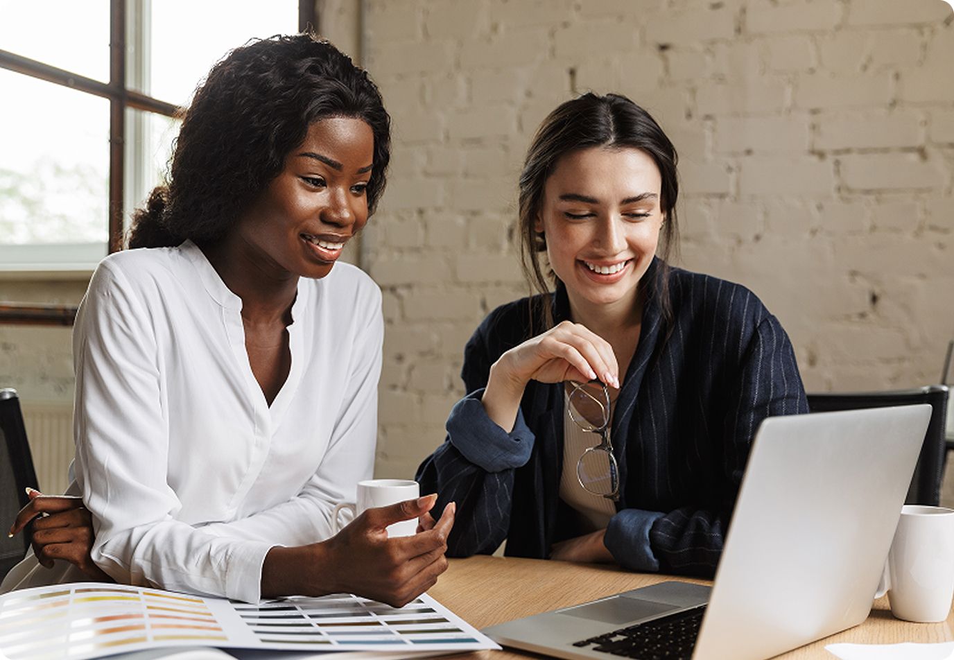 Dos mujeres trabajando en un portátil