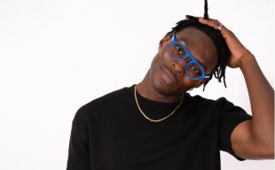 Person trägt Ambr Eyewear Brille