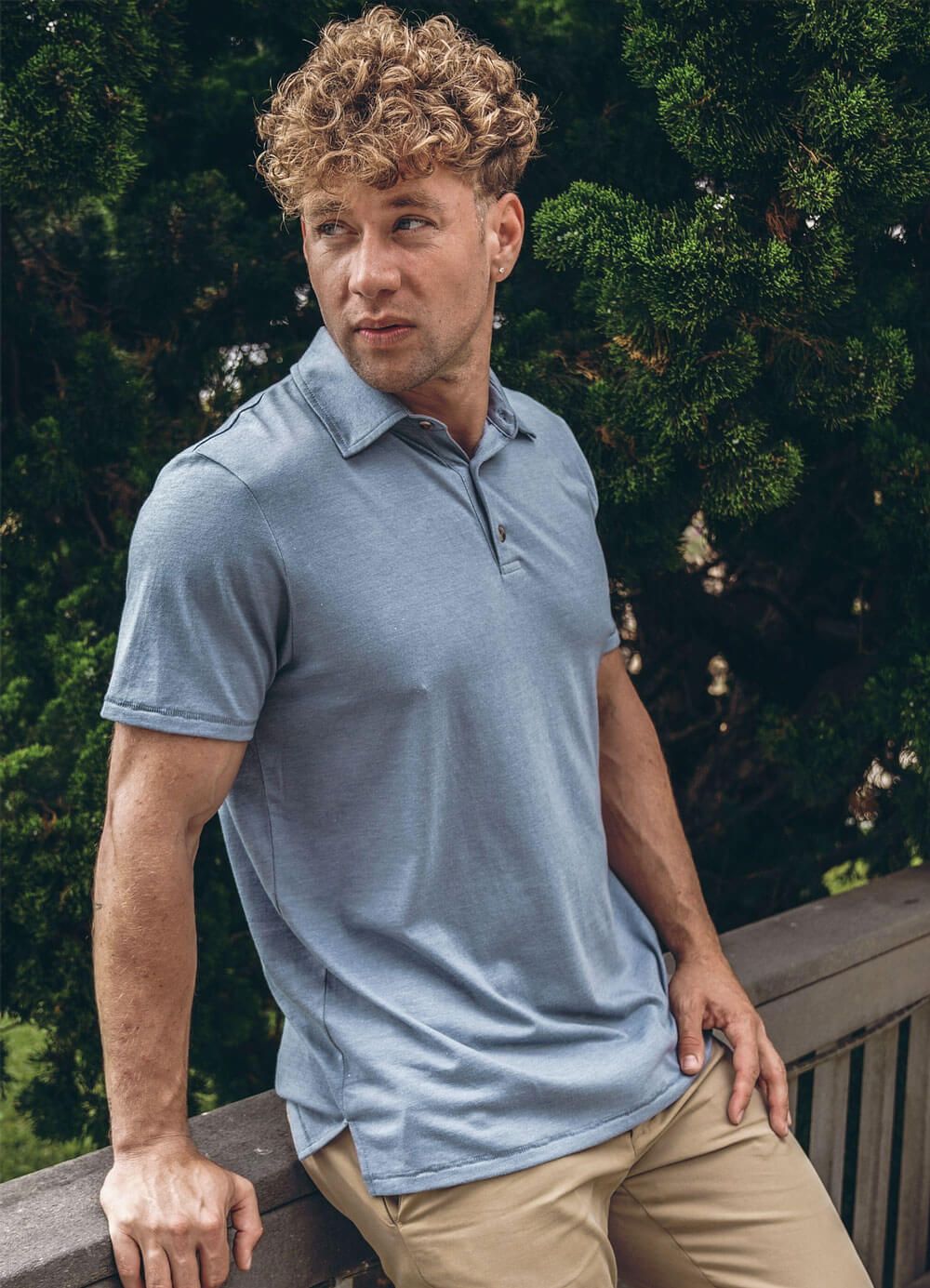 Persona de pie con camisa