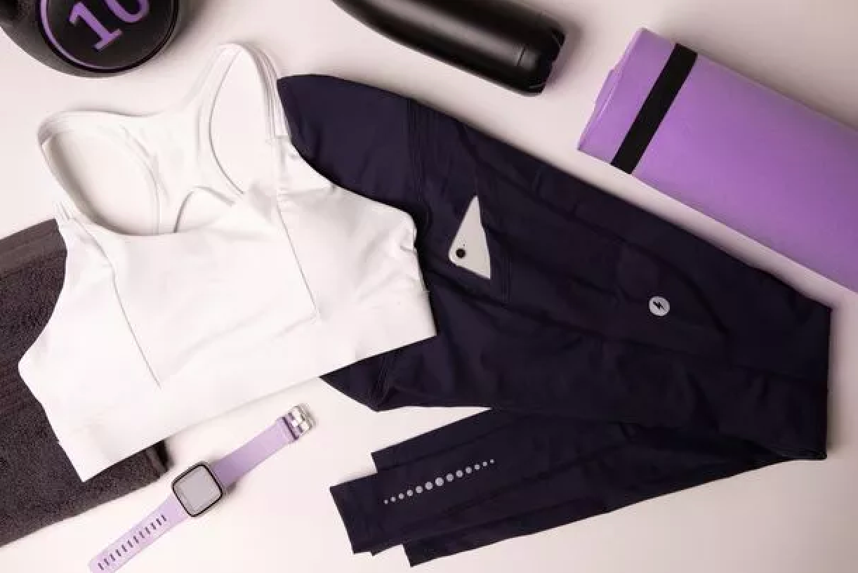 Eine Auswahl an Powercut Freizeitkleidung auf dem Boden ausgelegt