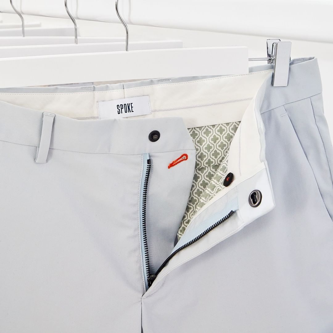 Pantalones en una percha