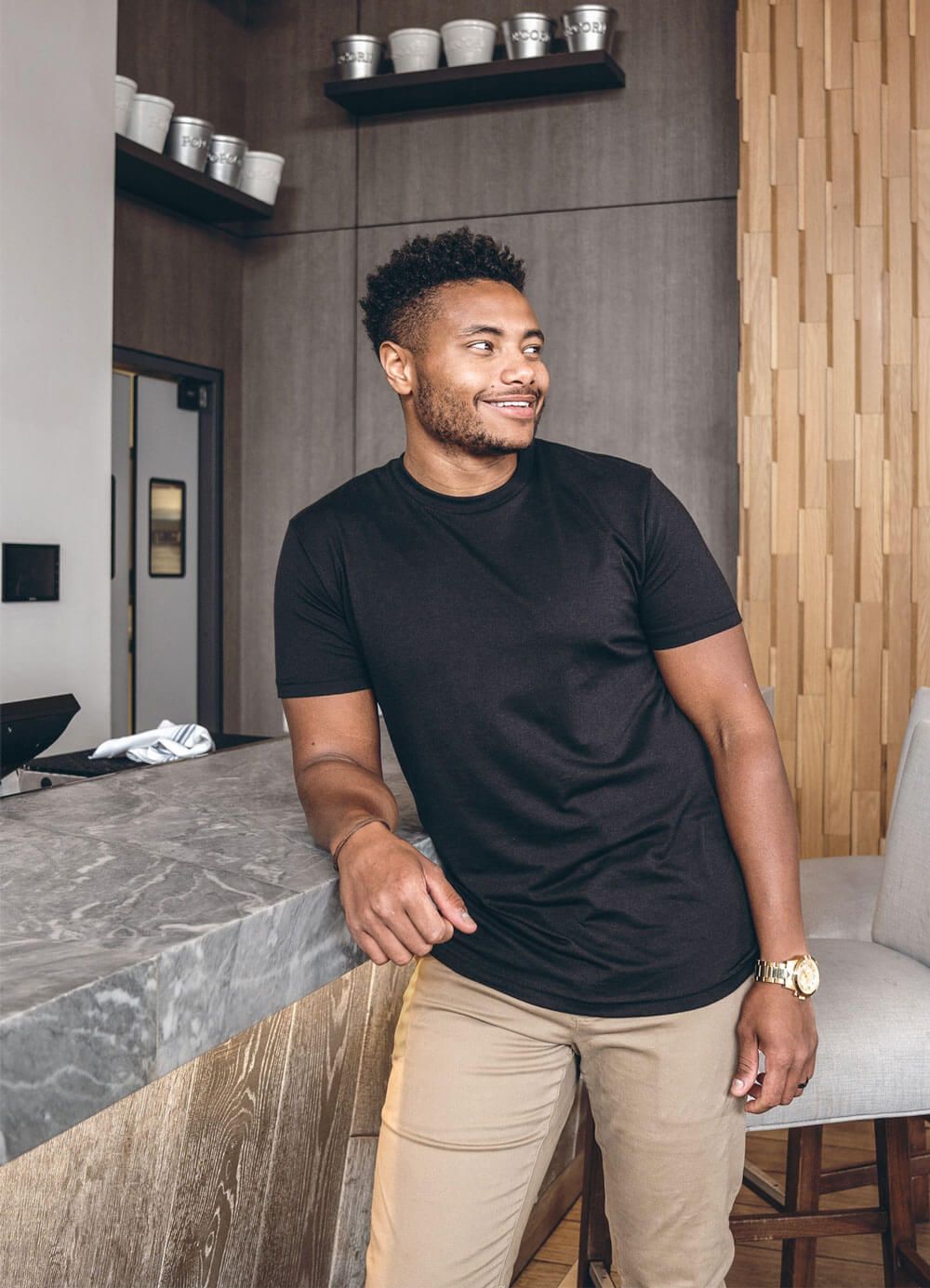 Persona de pie con camisa