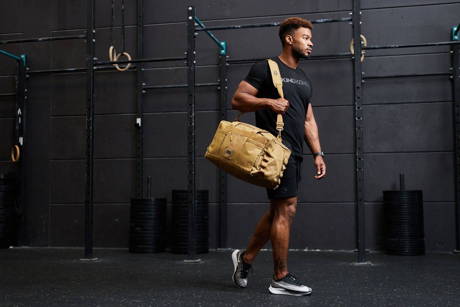 Person mit Sporttasche