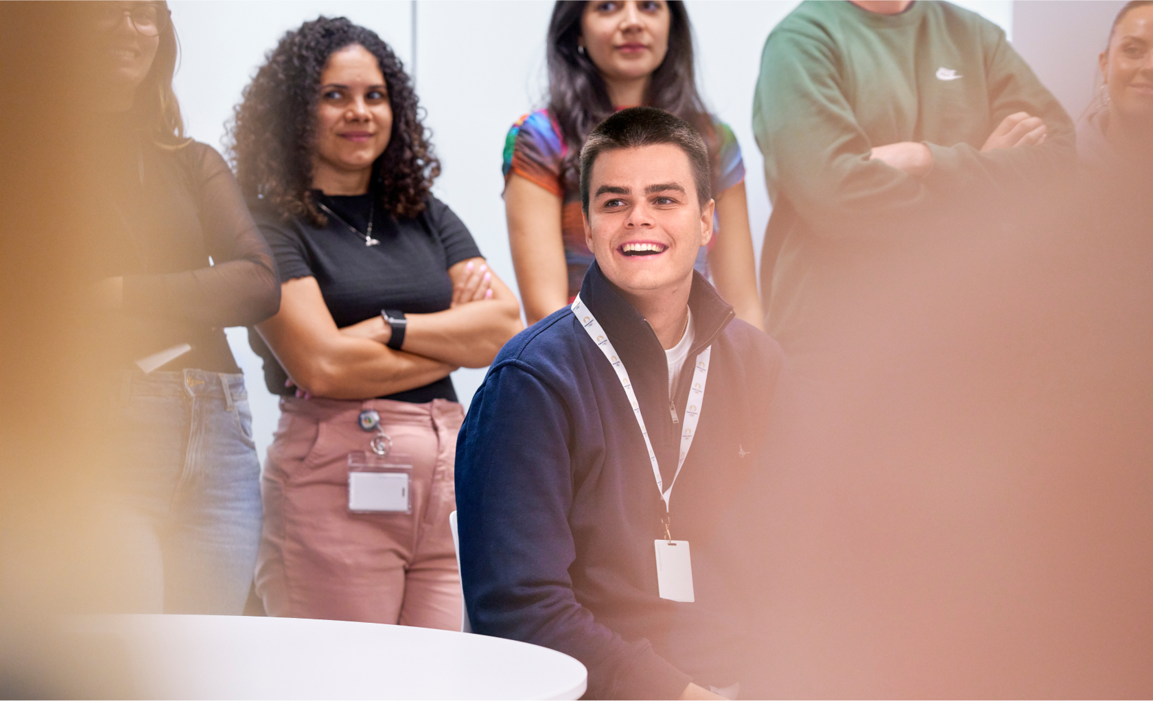 colegas mirando y sonriendo