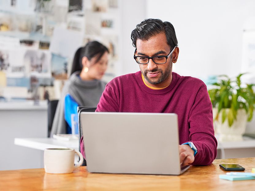 Una mujer consultando su teléfono.
