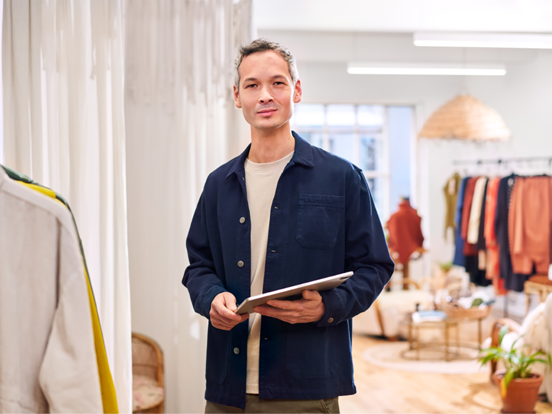 Een vrouw en een man die praten.