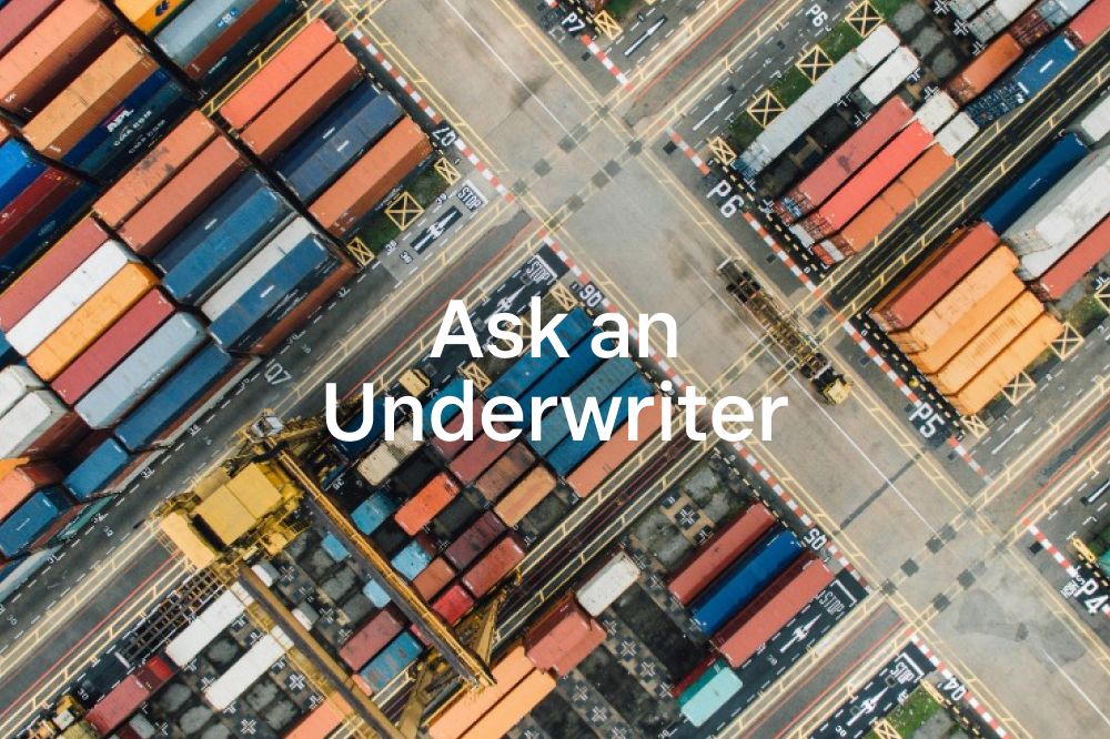 Contenedores desde arriba con los títulos «Pregúntale a un suscriptor de riesgos»