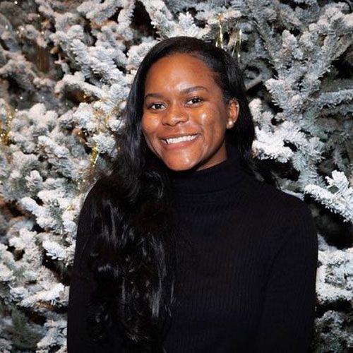 Angeula Manhertz, asociada de éxito del cliente