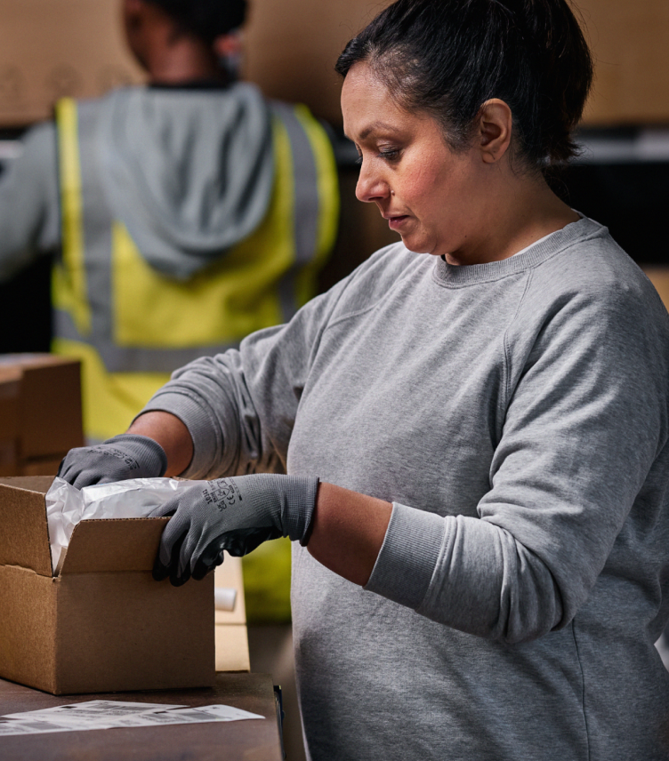 Mujeres empaquetando en un almacén