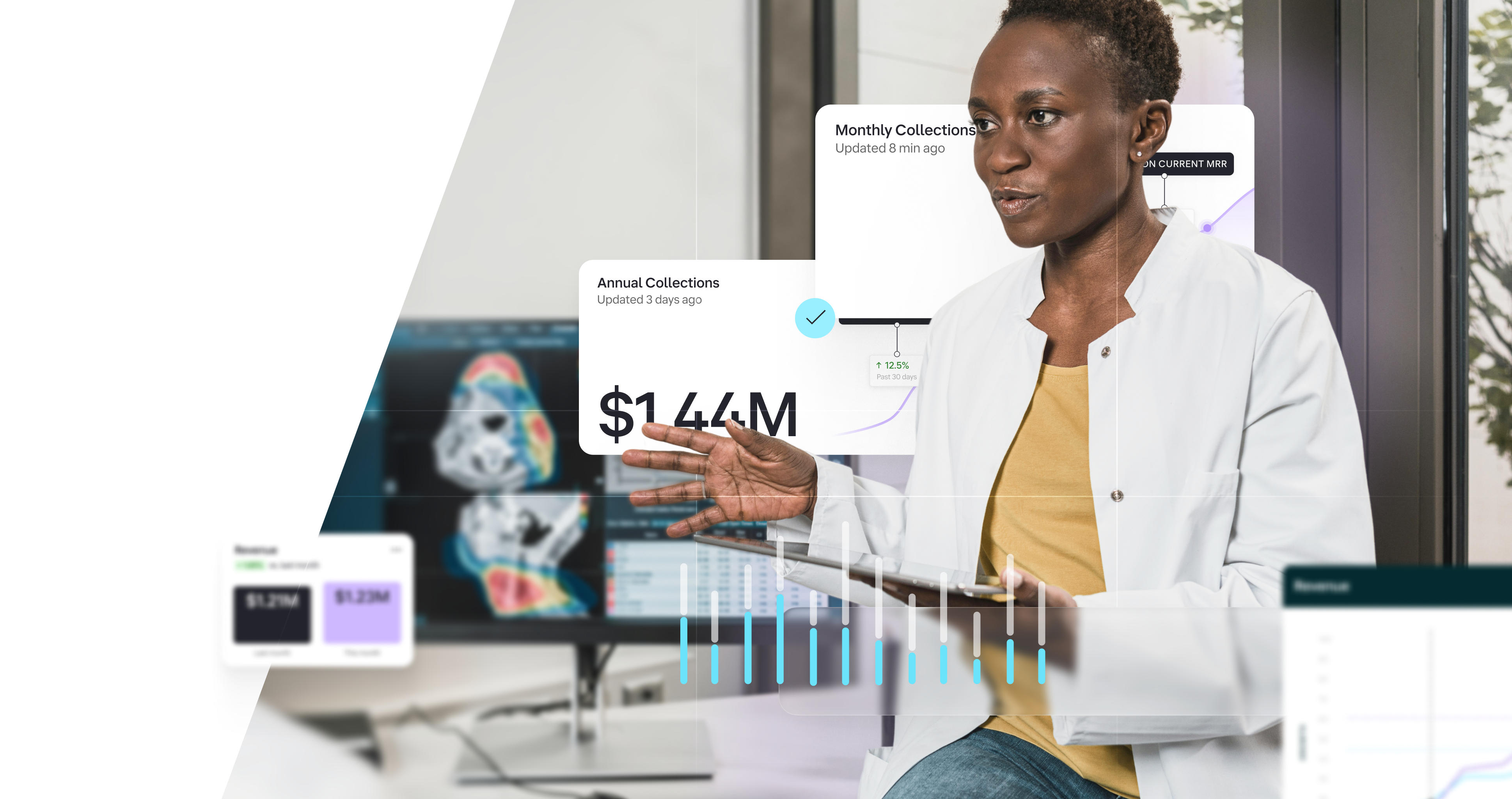 Een vrouw in een laboratoriumjas houdt een tablet vast met een grafiek, wat duidt op data-analyse in een laboratoriumomgeving.